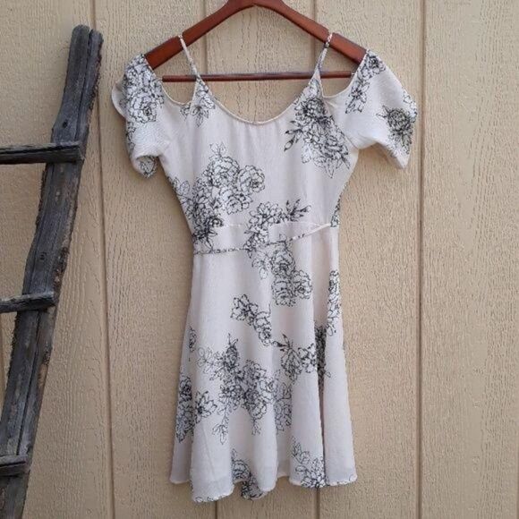 Lush Spaghetti Cold Shoulder Mini Wrap Dress Floral Print Blush Color Sz S‎ - Picture 2 of 8